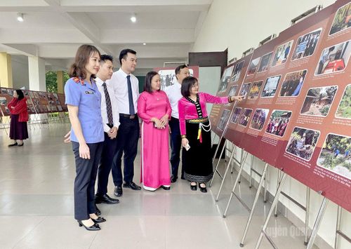 Cán bộ, đảng viên tiêu biểu trong học tập và làm theo Bác thuộc các cơ quan Đảng tỉnh báo công với Bác tại Khu di tích lịch sử Pác Pó, Cao Bằng.
