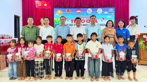 Các đại biểu tặng quà cho các em học sinh tiểu học xã Kiến Thiết.