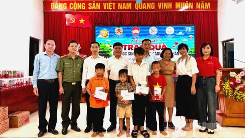 Đồng chí Mai Đức Thông, Ủy viên Ban Chấp hành Đảng bộ tỉnh, Giám đốc Báo và phát thanh, truyền hình Tuyên Quang, Chủ tịch Hội Nhà báo tỉnh trao học bổng cho các em học sinh tại chương trình.