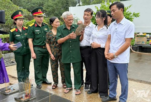 Cựu chiến binh Lê Văn Thuân, người thân và đại diện Ban Chỉ huy Quân sự phường Pleiku trước phần mộ có nhiều thông tin trùng khớp với liệt sĩ Dương Thế Hải.