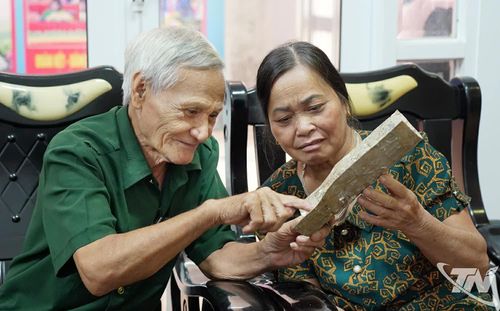 Cựu binh Lê Văn Thuân người trực tiếp khắc thông tin trên tấm tôn khi tiếp cận di vật.