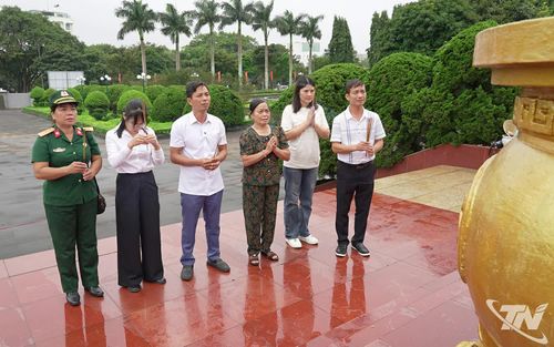 Thân nhân liệt sĩ Dương Thế Hải dâng hương tại Nghĩa trang Liệt sĩ tỉnh Gia Lai.