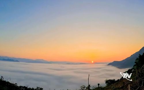 Khoảnh khắc bình minh trên đỉnh Đồn Đèn.