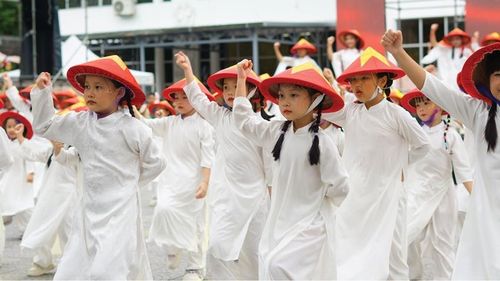 Các hoạt động ngoại khóa, vui chơi ngoài trời là lựa chọn giúp trẻ giảm thời gian sử dụng thiết bị điện tử.