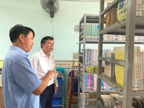  Ông Nguyễn Tân, Giám đốc Sở GD&ĐT kiểm tra công tác chuẩn bị của các thư viện trường học 