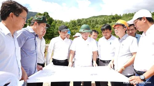  Phó Bí thư Thành ủy, Chủ tịch UBND thành phố Lê Trí Thanh khảo sát tiến độ các dự án. Ảnh: Ngọc Hiếu