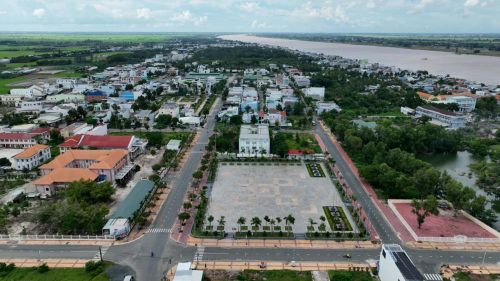 Trên nền tảng đô thị loại IV của thị trấn Phú Mỹ cũ, Phú Tân hướng tới mở rộng không gian đô thị trên toàn xã.