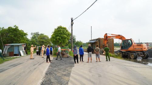 Xã Trung Giã tổ chức cưỡng chế công trình vi phạm tại khu Chùa Tàu, thôn An Lạc. Ảnh: Hưng Sơn.