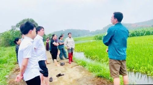 Chủ tịch UBND xã Thái Hòa Hoàng Minh Hùng cùng lãnh đạo xã kiểm tra thực tế tại địa bàn, rà soát các khu vực có nguy cơ bị ảnh hưởng do mưa lớn. (Nguồn ảnh: Trang thông tin TT xã Thái Hòa tỉnh Phú Thọ)