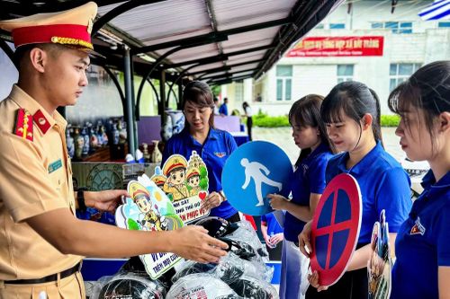 Đoàn viên tham quan gian trưng bày của CSGT.