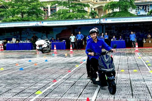 Đoàn viên, thanh niên thực hành kỹ năng lái xe.