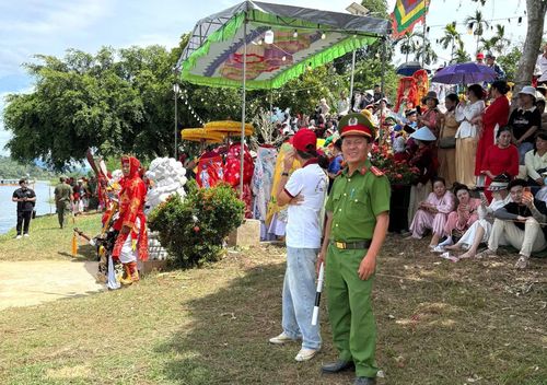 Hàng nghìn du khách thập phương về điện Huệ Nam tham gia lễ hội.