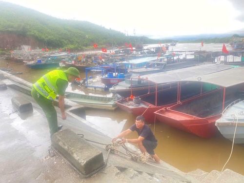 Công an đặc khu Vân Đồn (Quảng Ninh) hỗ trợ ngư dân neo đậu phương tiện.