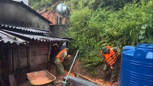  Công an xã Khuất Xá, tỉnh Lạng Sơn khẩn trương hỗ trợ hộ dân bị sạt lở đất, bảo đảm an toàn cho người và tài sản. 