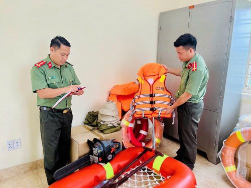 Cán bộ Công an kiểm tra vật tư, trang thiết bị sẵn sàng ứng phó bão số 4.