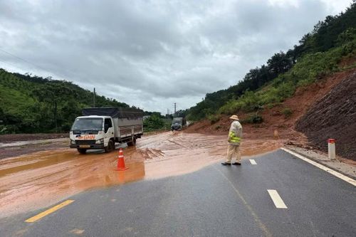  Lực lượng Cảnh sát giao thông cảnh báo điểm sạt lở, điều tiết các phương tiện di chuyển trên tuyến giao thông. 