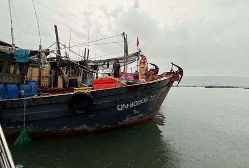 Cảnh sát đường thủy Quảng Ninh hướng dẫn ngư dân đưa phương tiện về nơi tránh trú.