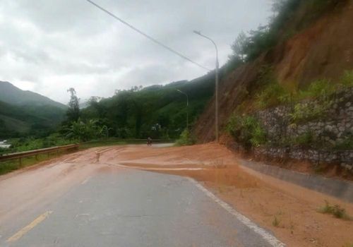 Mưa lớn khiến nhiều điểm xung yếu xuất hiện dấu hiệu sạt lở ở Quảng Ninh.