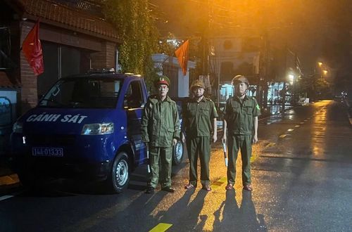 Công an và lực lượng tham gia bảo vệ ANTT ở cơ sở đội mưa làm nhiệm vụ trong đêm.