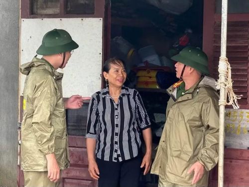 Công an đặc khu Bạch Long Vĩ đến từng hộ dân vận động, tuyên truyền ứng phó bão số 4.