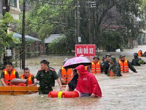  Công an phường Tam Thanh, tỉnh Lạng Sơn phối hợp cùng các lực lượng chức năng khẩn trương hỗ trợ đưa người dân, tài sản ra khỏi khu vực ngập úng đến nơi an toàn. 