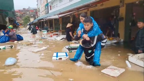  CBCS Phòng Cảnh sát cơ động tỉnh Lạng Sơn kịp thời sơ cứu, hỗ trợ một người dân bị thương ở chân đến nơi an toàn. 