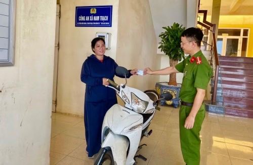 Chị T vui mừng nhận lại chiếc xe bị mất cắp.