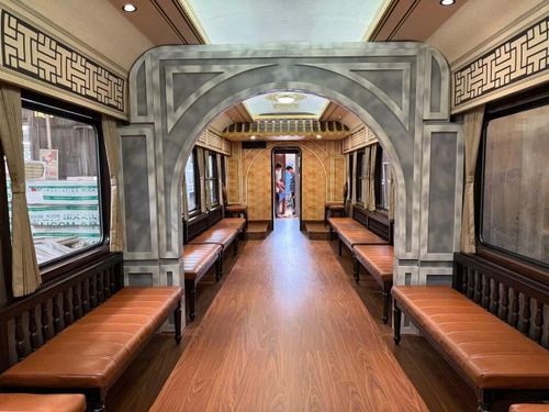 Bên trong toa tàu cộng đồng của đoàn tàu di sản mang số hiệu HQ3 với hành trình Huế-Phong Nha.