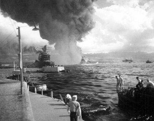  Tàu USS Arizona bốc cháy tại Trân Châu Cảng (7/12/1941). Nguồn: U.S. National Archives 