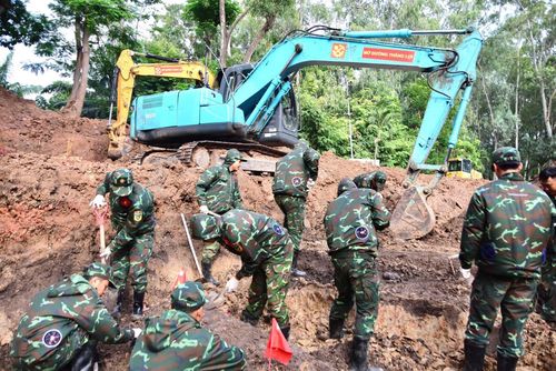 Lực lượng làm nhiệm vụ xử lý hơn 500m³ đất, đồng thời tiếp tục mở rộng phạm vi tìm kiếm tại Khu B.