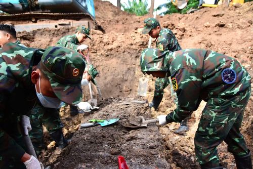 Lực lượng chức năng cẩn trọng tìm kiếm từng bộ hài cốt liệt sĩ và di vật...