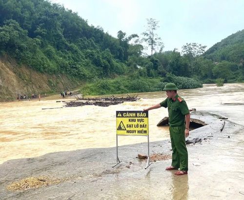 Công an xã Thiện Long đặt biển tại khu vực ngập lụt để cảnh báo cho người dân.