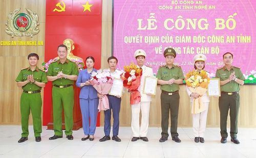 Ban Thường vụ Đảng ủy, Lãnh đạo Công an tỉnh Nghệ An và đại diện lãnh đạo Sở Giáo dục và Đào tạo Nghệ An tặng hoa chúc mừng Ban Giám hiệu Nhà trường. Ảnh: Công an Nghệ An