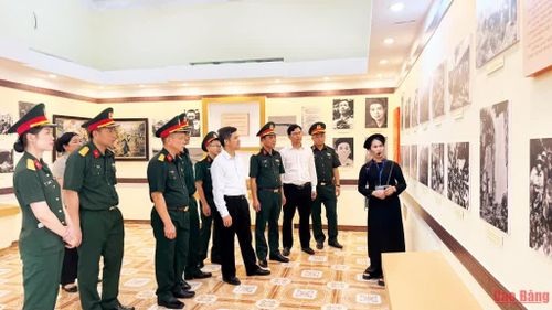 Cán bộ, lãnh đạo xã Đông Khê tham quan, tìm hiểu các tư liệu, hình ảnh về Chiến dịch Biên giới Thu - Đông 1950 tại khu trưng bày, góp phần giáo dục truyền thống lịch sử cho thế hệ hôm nay.