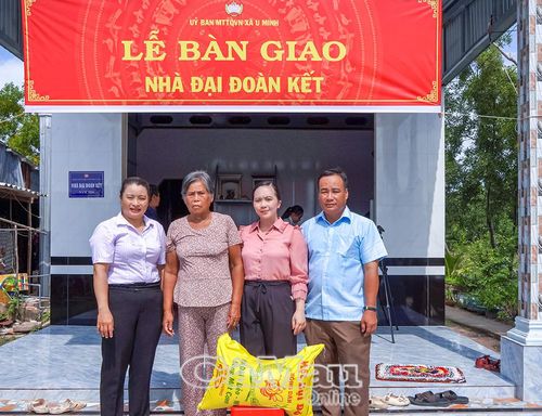 Tại lễ bàn giao nhà, Uỷ ban MTTQ Việt Nam xã U Minh trao tặng phần quà cho các gia đình.