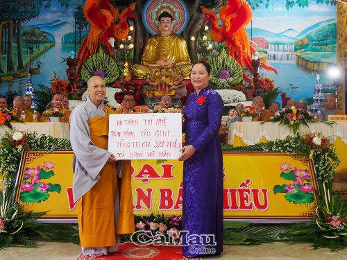 Ni sư Thích Nữ Diệu Chánh, Phó Ban Trị sự, Trưởng Phân ban Ni giới Ban Trị sự Phật giáo tỉnh Cà Mau, Trụ trì chùa Kim Sơn, trao tượng trưng kinh phí do Đại đức Thích Trí Huệ hỗ trợ xây cầu giao thông nông thôn tại Xã Lương Thế Trân đến bà Nguyễn Thu Tư.