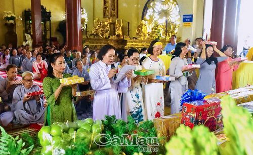 Đông đảo phật tử trang nghiêm tụng kinh Vu Lan và thực hiện nghi thức dâng áo cà sa lên chư Tôn đức chứng minh.