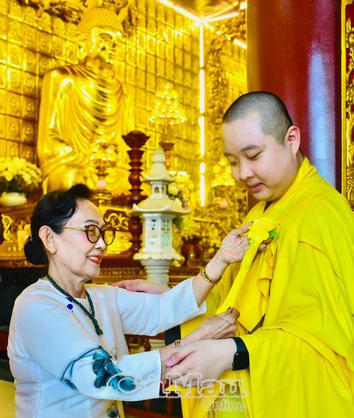 Phật tử thành kính cài hoa hồng vàng lên áo của vị thầy, thể hiện lòng tri ân trong mùa Vu Lan báo hiếu.