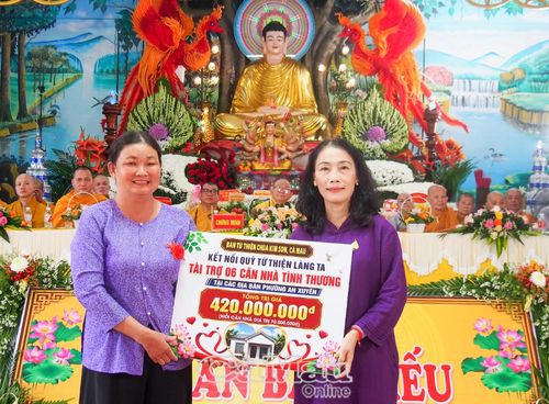 Ban Từ thiện chùa Kim Sơn kết nối Quỹ Từ thiện Làng Ta hỗ trợ xây dựng 6 căn nhà tình thương, tổng trị giá 420 triệu đồng, trên địa bàn phường An Xuyên.