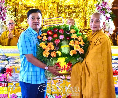 Ông Dương Minh Vũ, Phó Giám đốc Sở Dân tộc và Tôn giáo tỉnh Cà Mau, tặng hoa chúc mừng Ban tổ chức Đại lễ.