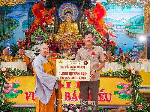 Chùa Kim Sơn kết nối Đại đức Thích Trí Huệ trao tặng 1.000 quyển tập cho học sinh có hoàn cảnh khó khăn tại Xã Nguyễn Việt Khái.