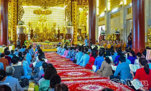 Chư Tôn đức tăng ni, đại diện chính quyền và đông đảo phật tử dự Đại lễ Vu Lan báo hiếu tại Tổ đình Sắc tứ Quan Âm cổ tự.