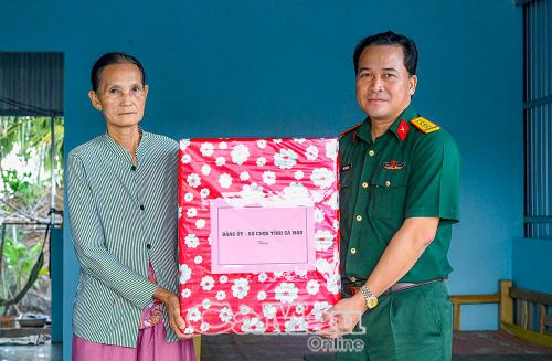  Đại tá Trần Quốc Dẹn trao quà tặng gia đình bà Nguyễn Thị Nhanh.