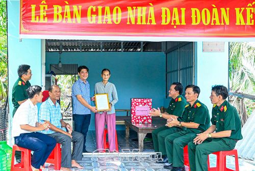 Chủ tịch Uỷ ban MTTQ Việt Nam xã Tân Hưng Phan Vĩnh Phú, trao quyết định bàn giao nhà cho bà Nguyễn Thị Nhanh.
