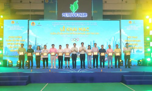 Đại diện Petrovietnam trao biểu trưng khen thưởng cho các tập thể tiêu biểu xuất sắc trong phong trào xây dựng đời sống văn hóa cơ sở năm 2026