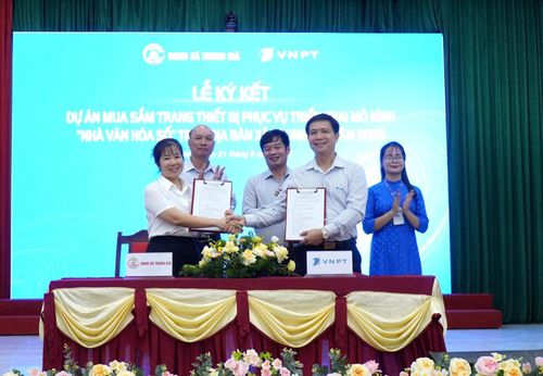 Đại diện Phòng Văn hóa - Xã hội xã Trung Giã và lãnh đạo VNPT Hà Nội ký kết hợp đồng triển khai mô hình Nhà văn hóa số. Ảnh: Đức Hiển
