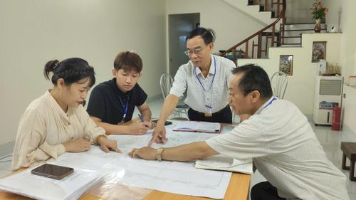 Các tổ công tác xã Đoài Phương đến từng nhà để thực hiện việc rà soát, làm sạch cơ sở dữ liệu đất đai. Ảnh: PV