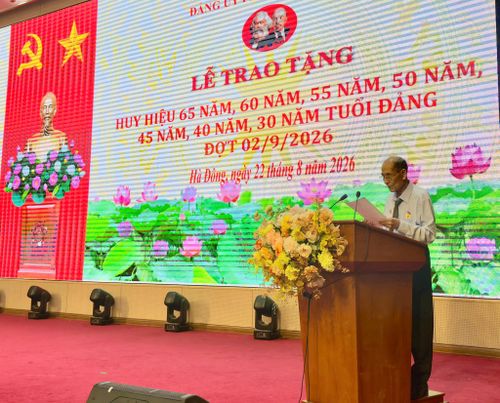 Đảng viên Nguyễn Văn Hữu (95 tuổi) với 65 năm tuổi Đảng, đại diện các đảng viên được nhận Huy hiệu Đảng dịp này phát biểu tại buổi lễ. Ảnh: Duy Anh