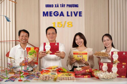 Phiên livestream đầu tiên của xã Tây Phương giới thiệu chè lam Thạch Xá và chuồn chuồn tre Thạch Xá, những sản phẩm mang dấu ấn vùng đất và nghề truyền thống. Ảnh: Công Phương