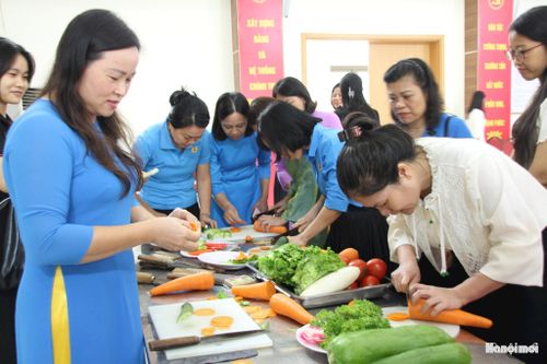 Đoàn viên Công đoàn phường Phú Thượng tham gia lớp “Nghệ thuật cắt, tỉa hoa từ rau, củ, quả”. Ảnh: Cao Kỳ